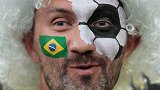 巴西人对足球有多热爱？掉了东西他们甚至不会弯腰去捡