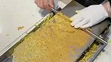 一直觉得摊饼是个技术活，小伙的一番操作，看来我也是能干的！