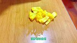 美食新做法菠萝烤肠合理搭配，酸甜适口开胃下饭，比红烧肉都香