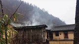雾霭染苍山，寒雨挂翠竹！
