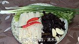 别只凉拌金针菇了，加上黑木耳，酸辣爽口，特别开胃，口感更佳
