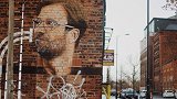 渣叔头像成街头艺术珍品！利物浦大神砖房上作画