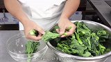 在炒芥兰时，稍微加点咸鱼，能让整道菜焕发出一种特色的风味#美食 #美味 #太好吃了