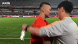 赛后李霄鹏一一鼓励队员 搂后防大将耳边交流