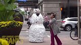 国外搞笑恶作剧,伪装成雪人恶搞路人,美女们情绪激动大声尖叫