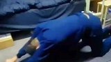男子在寝室健身，室友直接抬腿推走