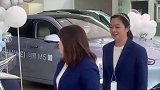 小伙为了买自己喜欢的车跟女朋友撒娇