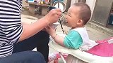 婆婆喂孩子从来都用勺子，问她为什么不用嘴，她说这样干净！