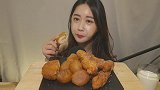 小姐姐面前的这一桌子食物都是油炸的，看起来热量好高啊