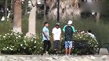 恶搞：小伙假装跟路人借手机，拿到手机撒腿就跑，结果被打惨了！