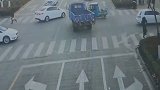 三轮车当街“骑”上小轿车，司机也是无可奈何，画面太辣眼睛