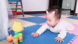 八个月的小宝宝好开心啊，一个人趴在垫子上居然能笑成这样，好逗