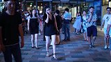 三里屯街拍，格子吊带裙，清纯妹子不二选择