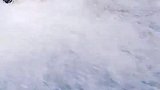 小姐姐玩冲浪，刚下去便被水流给冲上来，太好笑了