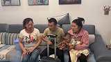 丈夫出差请俩月嫂，回家见妻子抱着孩子端洗脚水，婆婆躺着玩手机