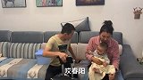 丈夫出差请俩月嫂，回家见妻子抱着孩子端洗脚水，婆婆躺着玩手机
