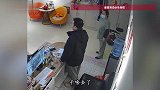 笑出腹肌！狗狗洗澡途中“越狱”，顺便把老板爸爸一起带走了