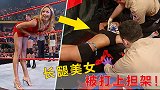 WWE第一大长腿美女惨遭铁椅爆头被打上担架！凶手毫无悔意！