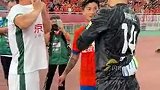京鲁大战赛后王大雷和李磊交换球衣并拥抱