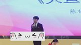 女生舞台上刚整理好裙摆，这不比舞蹈有意思多了