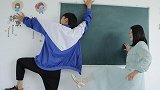 学渣隐身竟在课上蹦迪，敢摸老虎屁股？这操作也太秀了！