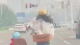 女子骑挎斗摩托送娃上学，这妈妈也太酷了吧