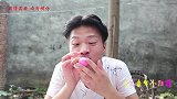 来福乱扔西瓜皮，没想却摔倒了自己
