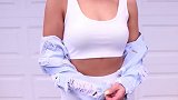 女性时装穿搭：牛仔裤试穿，白色短裤搭配蓝色牛仔外套