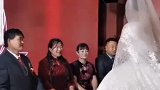 大衣哥儿子结婚现场，漂亮的儿媳妇敬茶叫爸妈