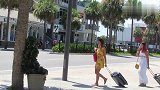 树下的野人突然乱动，真的是把妹子给吓坏了