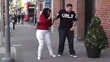 街头吓人恶作剧，故意打扮成草人，路人非常无奈