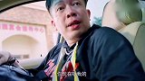 小偷劫持了一个不会开车的司机，结果竟把警察给撞了！