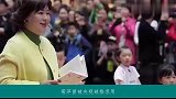 鞠萍曾被央视破格录用，二婚携子再嫁获幸福，现在街头卖菜接地气