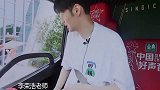 谢霆锋送李荣浩神秘礼物，让他惊呼这多少钱啊