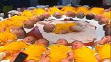 把这么多小宝宝放在转动的大圆桌上，他们这是要做什么？真搞笑！