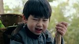 农村小孩机智过人，故意读错墓碑上的名字，没想到救了自己一命
