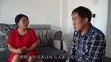 公公买菜回家儿媳总让他敲3下门，公公起疑假装未归，推开门傻了