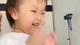小萝莉宝宝真是太爱吃糖了，有糖吃什么都好说