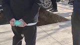 地面塌方赶巧在汽车四个轮子间