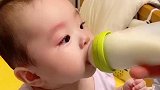 萌娃喝奶前后变脸速度超快，前一秒还梨花带雨，后一秒就判若两人
