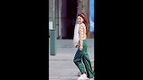 街头偶遇一位小姐姐，颜值和身材堪称完美，第一眼就被她撩到了