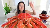 韩国美女小姐姐直播吃帝王蟹，一口下去超过瘾，网友向往的生活
