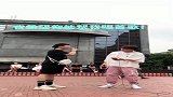 帅哥街头唱歌，小伙点了一首爱就一个字一开嗓没想到这么好听