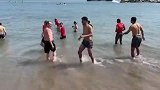 来个深度游！法兰克福晒球员在巴塞罗那海边玩水视频