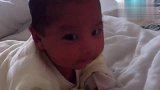 月子里的小宝宝在练习抬头，这一脸不可置信的表情好逗，太可爱了