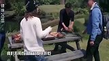 锋味：谢霆锋带邓紫棋吃鸡,直呼不放调味料都好吃,嘴巴停不下来