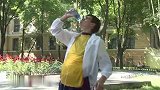 男子刚喝水，结果肚皮上四处喷水，路人看呆了