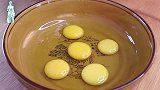 用8个鸡蛋做美食，打入电饭锅中，不加水不加油，香气四溢！