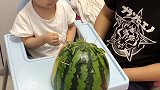 原来西瓜的正确吃法是这样的，心疼宝宝一秒钟