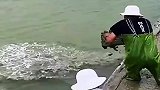 往河水里泼水泥，这是干啥